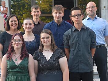 Die Jahrgangsbesten mit der stellvertretenden Schulleiterin Annabell Fleischmann (von links), Sara Müller, Helena Allstedt, Jakob Hart, Annika Braun, Louis Beifuß, Dustin Schneider und Klassenleiter Jörg Breuer.