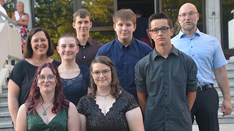 Die Jahrgangsbesten mit der stellvertretenden Schulleiterin Annabell Fleischmann (von links), Sara Müller, Helena Allstedt, Jakob Hart, Annika Braun, Louis Beifuß, Dustin Schneider und Klassenleiter Jörg Breuer.