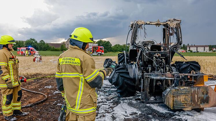 Oberasbach: "Traktor stand in Vollbrand" - drei Feuerwehren r&uuml;cken zu Getreidefeld an