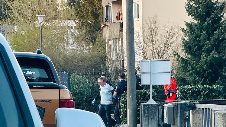 SEK-Einsatz im Nürnberger Land: Tatverdächtiger wird abgeführt