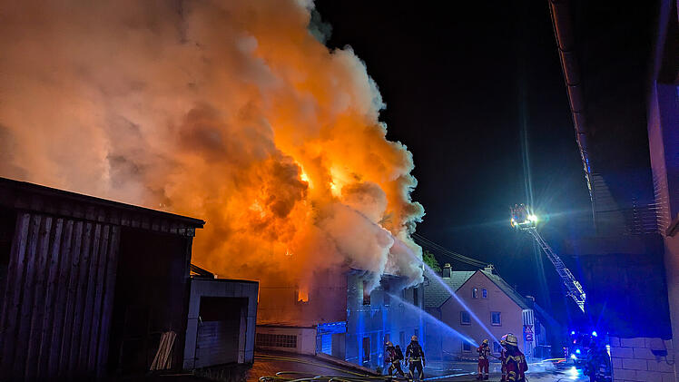 Gro&szlig;er Brand auf Bauernhof im Kreis Hof - Anwesen brennt komplett nieder