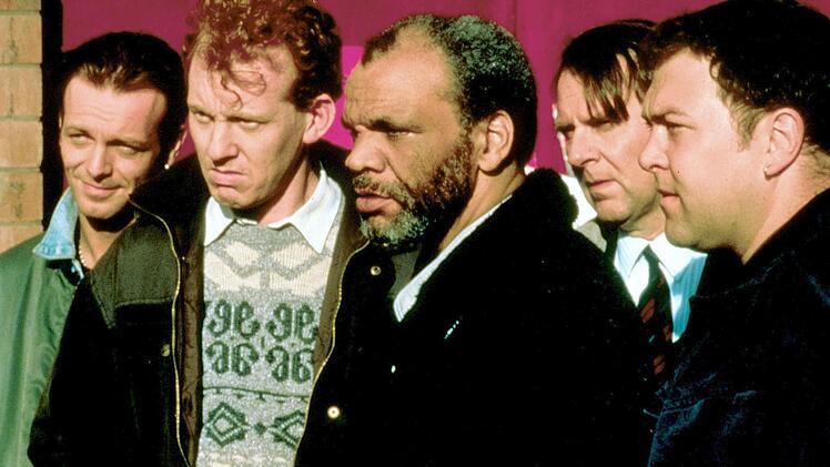 Die ehemaligen Kollegen (von links) Guy (Hugo Speer), Lomper (Steve Huison), Horse (Paul Barber), Gerald (Tom Wilkinson) und Dave (Mark Addy) haben die Idee, mit einer Stripshow Geld zu verdienen.
