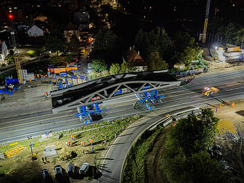 A70 bei Bamberg: Spektakul&auml;re Bilder - neue Br&uuml;cke eingeschoben