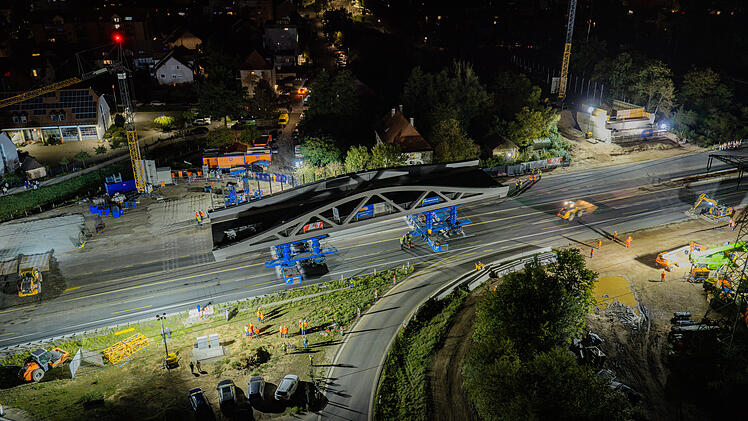 A70 bei Bamberg: Spektakul&auml;re Bilder - neue Br&uuml;cke eingeschoben