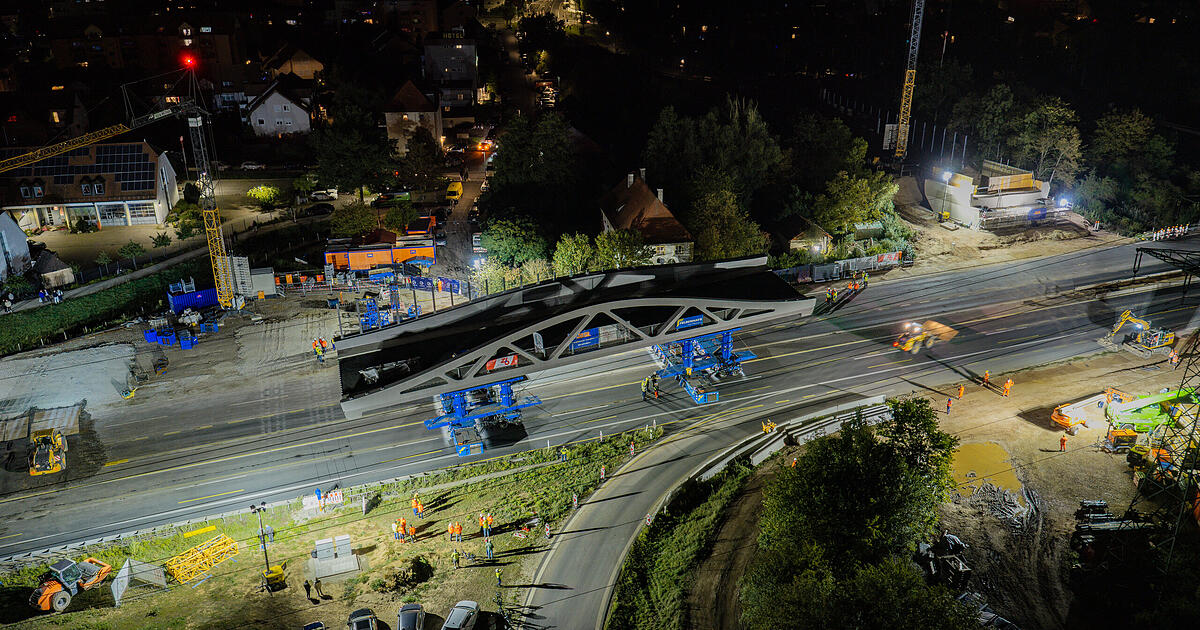A70 bei Bamberg: Spektakuläre Bilder - neue Brücke eingeschoben