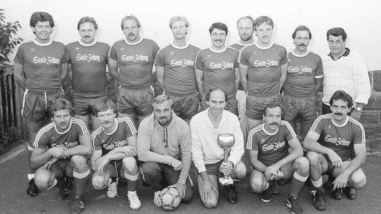 Fußball-Stadtmeister der "Alten Herren" von Bad Kissingen werden die Kicker des TSV Reiterswiesen. Unser Bild zeigt die TSV-Routiniers mit (hinten, von links) Egon Göbel, Detlef Hartmann, Bernd Kiesel, Wolfgang Beil, Norbert Vogel, Hubert Vogel, Rainer Schmitt, Spielführer Günther Vogel und Vorsitzenden Hans-Jürgen Gödicke sowie (vorne, von links) Helmut Bickert, Edi Schneider, Paul Six, Werner Vogel, Jürgen Scheit und Norbert Kiesel.