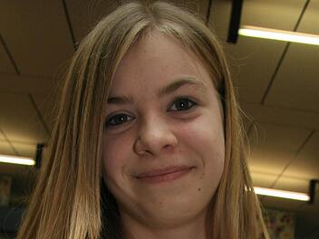 Alina Gack (16) hat sich anhand ihres Notenzettels ausgerechnet, welche Noten heute im Zwischenzeugnis stehen werden. Foto: Sonja Adam