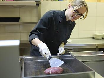 Lisa Skorupa brät ihr Barbarie-Entenbrustfilet ohne Fettzugabe an. Foto: Barbara Herbst