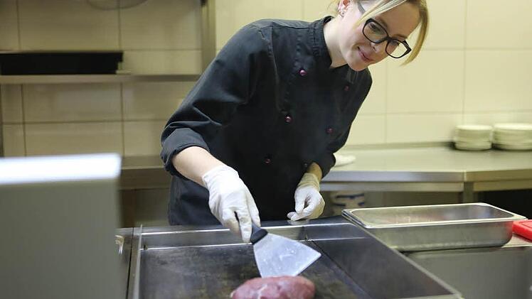 Lisa Skorupa brät ihr Barbarie-Entenbrustfilet ohne Fettzugabe an. Foto: Barbara Herbst