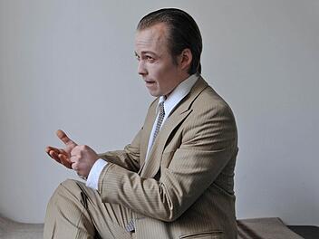 Wann wird man schuldig durch Passivität? Ingo Paulick spielt den sich hinter Ironie und distanzierter Beobachtung versteckenden Fabian. Foto: Andrea Kremper