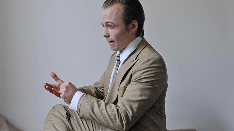 Wann wird man schuldig durch Passivität? Ingo Paulick spielt den sich hinter Ironie und distanzierter Beobachtung versteckenden Fabian. Foto: Andrea Kremper