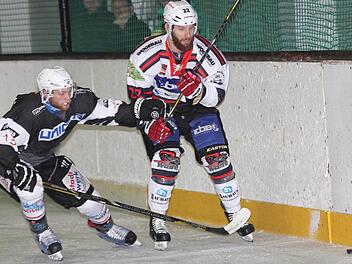 Auf harte Zweikämpfe mit Kissingens Es-Oberliga-Stürmer Alexander Andrusovich (rechts) darf sich Haßfurts Phillip Mauder im "Weihnachtsderby" einstellen.