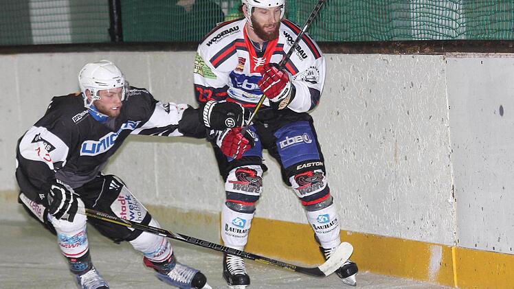 Auf harte Zweikämpfe mit Kissingens Es-Oberliga-Stürmer Alexander Andrusovich (rechts) darf sich Haßfurts Phillip Mauder im "Weihnachtsderby" einstellen.