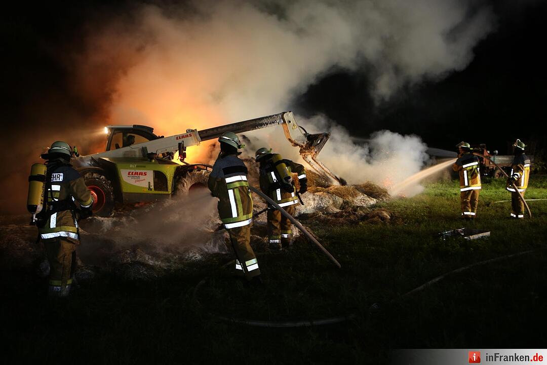 150 Strohballen gehen lichterloh in Flammen auf - Brandstiftung wahrscheinlich