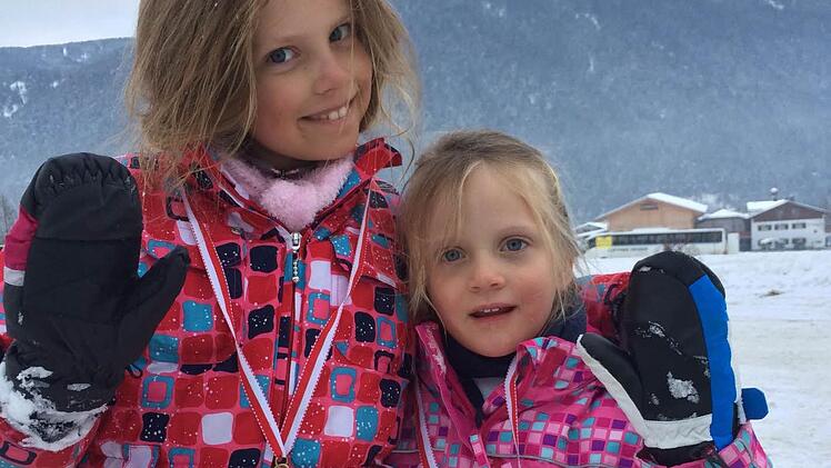 Madeleine und Elsa holten sich gleich zwei Medaillen, obwohl sie zum ersten Mal auf Skiern standen. Foto: Roland Glatthaar