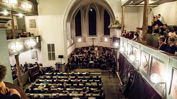 Großen Zuspruch fand das Adventskonzert des Gymnasiums Albertinum in der Coburger Morizkirche. Gestaltet wurde es von zahlreichen Solisten und Ensembles sowie dem Oberstufen- und Mädchenchor.Foto: Jochen Berger