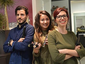 Die Friseure Henrik Gottstein, Ebru Kaya und Laura Polster freuen sich schon auf die Kinder, die bei der FT-Himmelswerkstatt in Forchheim mitmachen. Foto: Ronald Heck