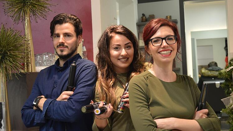Die Friseure Henrik Gottstein, Ebru Kaya und Laura Polster freuen sich schon auf die Kinder, die bei der FT-Himmelswerkstatt in Forchheim mitmachen. Foto: Ronald Heck