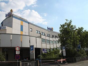 Der Kaufplatz soll abgerissen werden. Das Parkhaus des früheren Einkaufszentrums ist derzeit noch geöffnet. Foto: Alexander Hartmann/Archiv