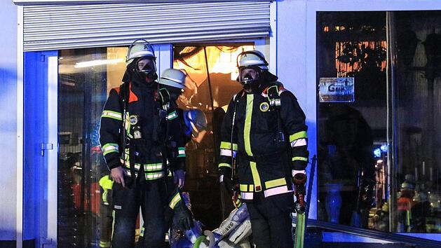 Zu einem Dachstuhlbrand r&uuml;ckte die Feuerwehr am Freitagabend im Landkreis Bamberg aus.  Foto: NEWS5/Merzbach