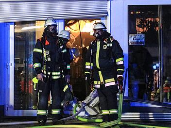 Zu einem Dachstuhlbrand rückte die Feuerwehr am Freitagabend im Landkreis Bamberg aus.  Foto: NEWS5/Merzbach