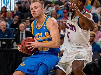 Bryce Alford im Trikot der College-Mannschaft der UCLA Bruins (hier gegen die Arizona Wildcats). In der kommenden Saison läuft er in der Bundesliga für Medi Bayreuth auf. Foto: Imago/Juan Lainez
