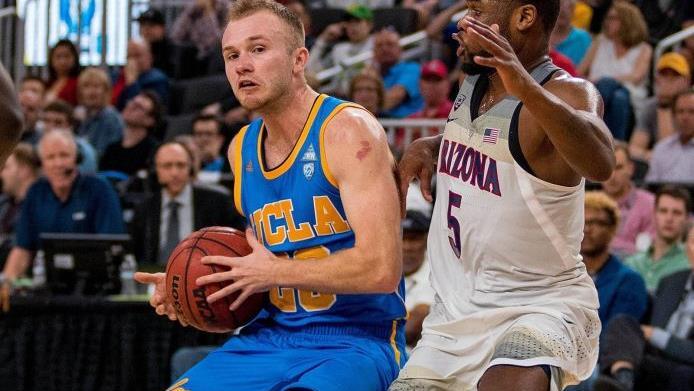 Bryce Alford im Trikot der College-Mannschaft der UCLA Bruins (hier gegen die Arizona Wildcats). In der kommenden Saison läuft er in der Bundesliga für Medi Bayreuth auf. Foto: Imago/Juan Lainez