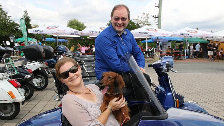 Stephanie und Peter Ehrl mit einer P 80 X und Beiwagen Foto: Desombre