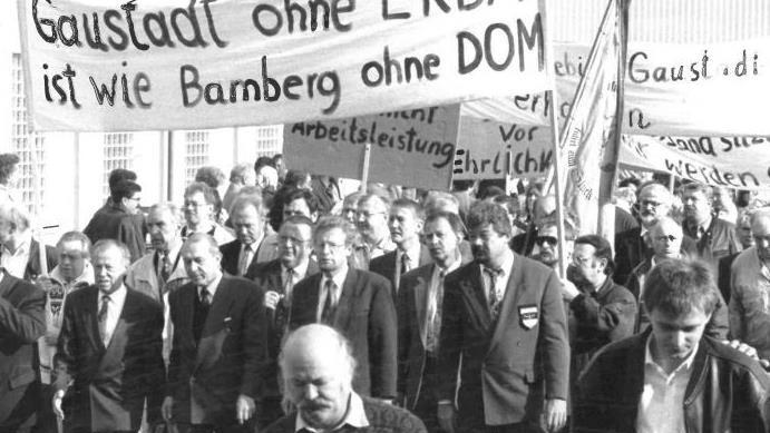 Erba-Mitarbeiter demonstrierten gegen die Schließung des Gaustadter Werks, das Anfang der 1980er über 1000, 1992 noch gut 500 Menschen beschäftigte. Foto: Rudolf Mader