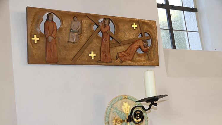 Um die Wandkerzen sind dezente Fassungen montiert, sie sind mit Blattgold verziert. Auch der Kreuzweg wurde überholt. Foto: Mathias Erlwein