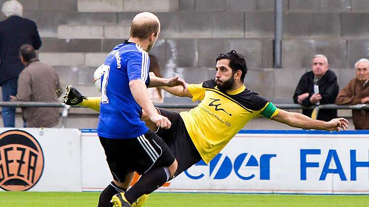 Tayfun Özdemir zählt zu den besten Kickern in der Region. Der ehemalige Bayreuther Regionalligaspieler  steht noch in Diensten des  Landesligisten VfL Frohnlach, doch ab Sommer 2021 soll er das Trikot des SC Sylvia Ebersdorf tragen.Archiv/Albert Höchstädter