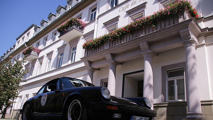 Schöne Oldtimer gab es beim Start der Franken Classic in der Kurhausstraße zu sehen. Foto: Benedikt Borst