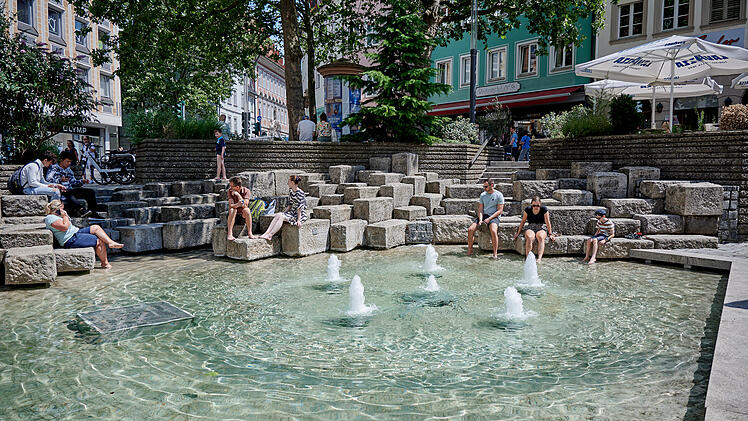 Bamberg: Obstmarktbrunnen l&auml;uft nach &uuml;ber drei Jahren wieder - "Wasser marsch"