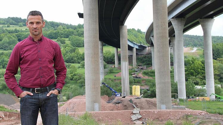 Bauleiter Hartmut Metz: Im Hintergrund sind die Erdwälle gut zu erkennen.