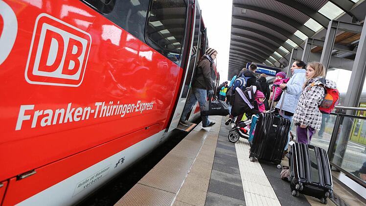Kein Platz in den Zügen, immer wieder Verspätungen - der Franken-Thüringen-Express steht weiter in der Kritik.  Foto: Matthias Hoch/Archiv