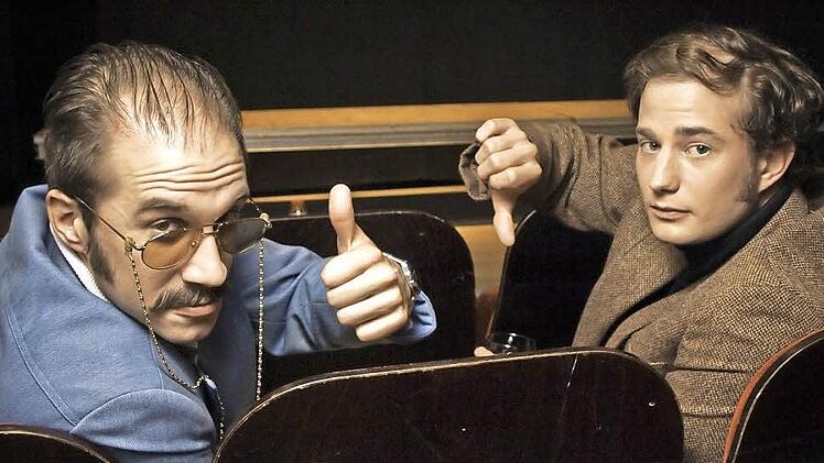 Thorsten Köhler (links) und Jan Kersjes als Filmkritiker Serge Pocken und Pit Rutten. In der Reihe "Trash am Montag" präsentieren sie an jedem ersten Montag im Monat im Coburger Utopolis Filme, die als veritable Misserfolge in die Annalen eingingen. Foto: David Ortmann