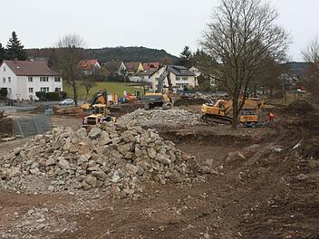 Baufahrzeuge machen den Weg für das Feuerwehrhaus in Kronach frei, der Kreistag räumte gestern die politischen Hindernisse für eine angegliederte Atemschutzübungsanlage aus dem Weg. Foto: Marco Meißner