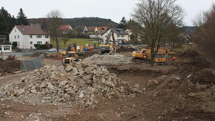 Baufahrzeuge machen den Weg für das Feuerwehrhaus in Kronach frei, der Kreistag räumte gestern die politischen Hindernisse für eine angegliederte Atemschutzübungsanlage aus dem Weg. Foto: Marco Meißner