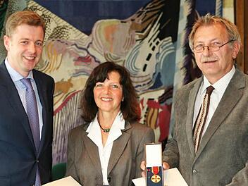 Im Namen des Bundespräsidenten überreichte Landrat Oliver Bär (links) die hohe Auszeichnung an Gerda und Andreas Kübrich.  Foto: mw