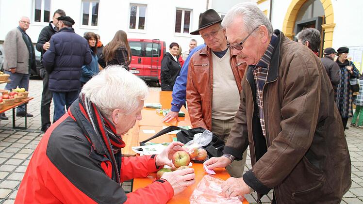 Bei der Sortenbestimmung des mitgebrachten Obstes half Pomologe Wolfgang Subal weiter. Fotos: Gerda Völk