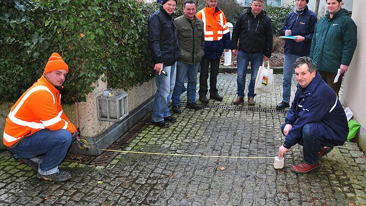 Welche Schritte bei der Abmarkung eines Grenzpunktes zu beachten sind, lernten 29 neue Siebener bei einer Schulung im Landratsamt und bei praktischen Übungen auf dem Parkdeck am Landratsamt in Haßfurt. Unser Bild zeigt Stefan Kern (Bischofsheim, vorne links) und Günther Amend (Unterschwappach, vorne rechts) sowie (hinten stehend von links) Bernhard Warmuth (Neuses), Gerhard Streng (Eichelberg), Jürgen Scholl vom Amt für Digitalisierung, Breitband und Vermessung Schweinfurt, Wilfried Schmidt (...