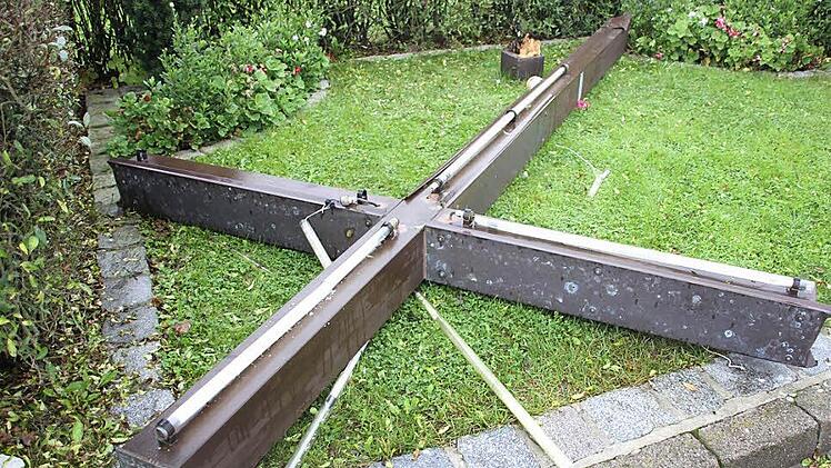 Das Kreuz in Gehülz wurde im Oktober Opfer eines Sturms.  Foto: Archiv/Schedel