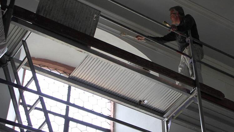 Restaurator Markus Schmidgall arbeitet in der Zeitlofser Kirche. Foto: Ulrike Müller