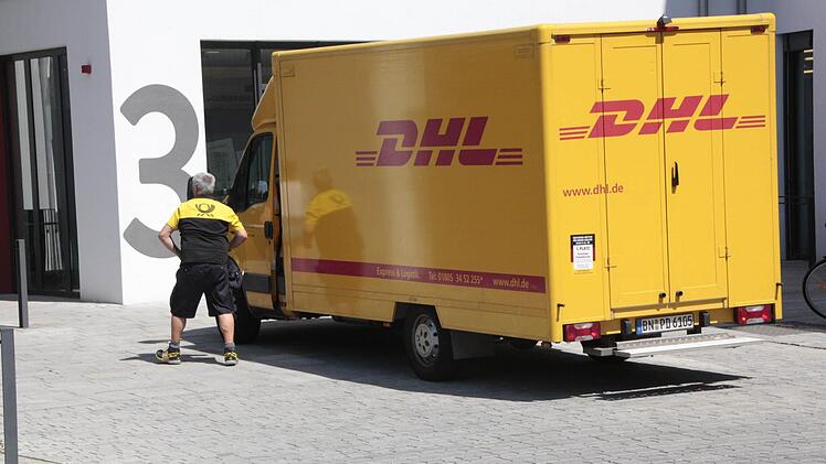 Die Zusteller liefern erst die aktuelle Post aus.  Foto: Josef Hofbauer