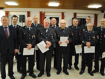 Die Staatliche Ehrung für 25 Jahre im aktiven Feuerwehrdienst erhielten aus den Händen von Landrat Thomas Bold (links) Andreas Nüchter (hintere Reihe, von links) und Heiko Hörnis. Für 40 Jahre wurden Walter Fröhlich, Otto Breitenbach sowie Norbert Schaab (vordere Reihe, von links), Hans Dorn, Bruno Weigand, Walter Hergenröder und Norbert Hergenröder ausgezeichnet.  Foto: Evelyn Schneider