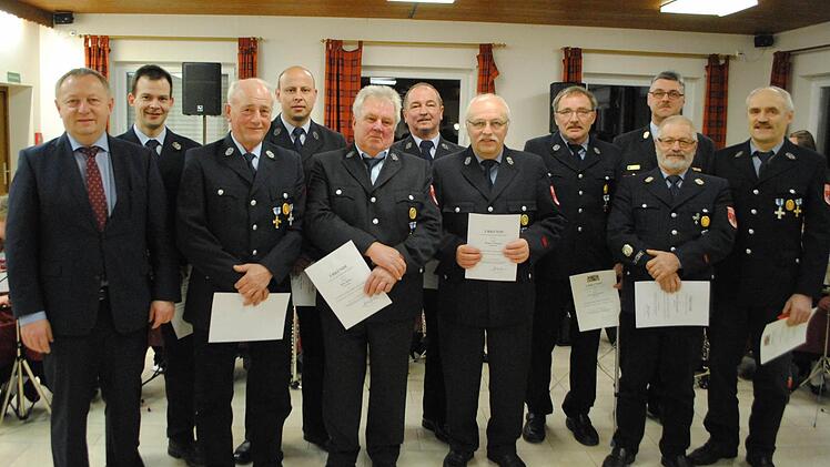 Die Staatliche Ehrung für 25 Jahre im aktiven Feuerwehrdienst erhielten aus den Händen von Landrat Thomas Bold (links) Andreas Nüchter (hintere Reihe, von links) und Heiko Hörnis. Für 40 Jahre wurden Walter Fröhlich, Otto Breitenbach sowie Norbert Schaab (vordere Reihe, von links), Hans Dorn, Bruno Weigand, Walter Hergenröder und Norbert Hergenröder ausgezeichnet.  Foto: Evelyn Schneider