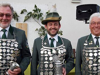 Das Königshaus der Herren (von links). 1. Ritter Georg Backer, König Martin Werner, 2. Ritter Dieter Schramm Fotos: Andreas Welz