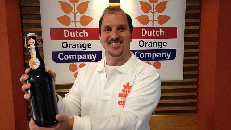 Die Dutch Orange Company schmückt in Holland die Königsfeierlichkeiten aus. Alfred van Geijn freut sich über das exklusive "Koningsbier" aus Kulmbach.  Foto: privat