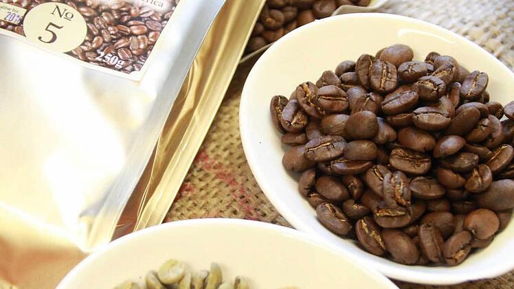 Rainer Bühner ist der wohl einzige Kaffee-Röster in der Rhön. Am "Tag des Kaffees" erklärt er, wie guter Kaffee schmecken muss. Foto: Carmen Schmitt