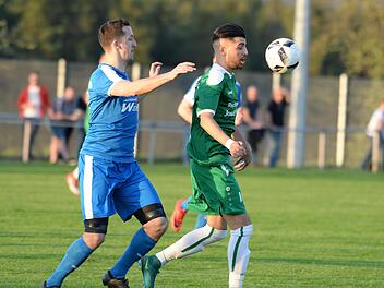 Neudrossenfelds Kapitän Steffen Taubenreuther (links) kam gegen den SV Friesen (hier: Cancut Civelek) in einem Zweikampf zu spät, handelte sich die Rote Karte ein und ist nun gesperrt.  Foto: Peter Mularczyk